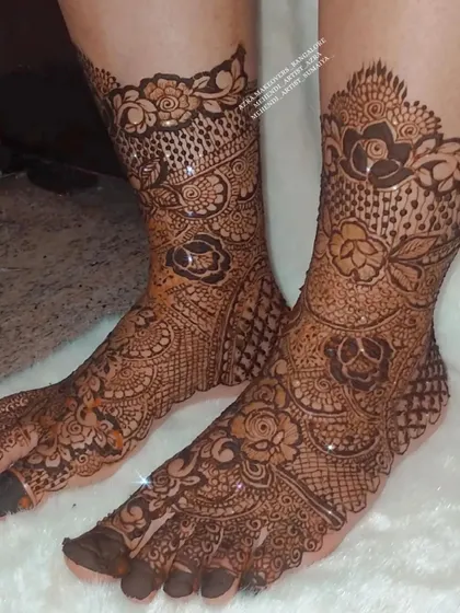 A sparkling and intricate bridal foot design, perfect for a glamorous wedding look.