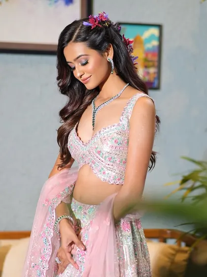 A full-body shot that captures the ethereal quality of this pastel Mehendi look. The light and airy lehenga is paired with makeup that is equally fresh and delicate.