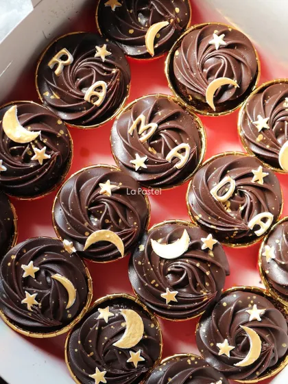 An overhead view of the "RAMADAN" cupcake box, ready for gifting during the holy month.