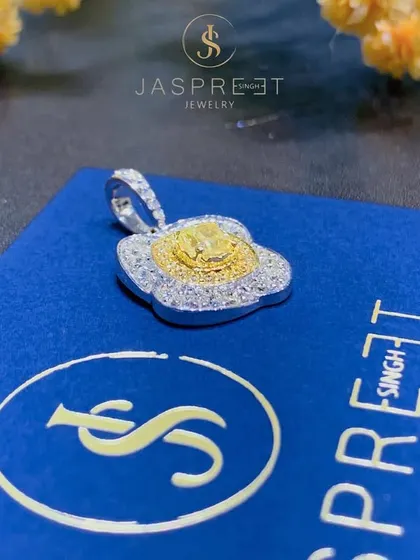 A beautiful floral pendant featuring a central yellow diamond surrounded by a halo of white diamonds. This piece is feminine and joyful, perfect for adding a touch of sparkle to your day.