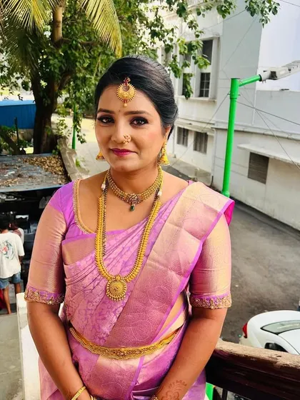 Simplicity is elegant. For this client, I created a natural glam look with a focus on clean skin and soft definition on the eyes, perfect for her purple silk saree.