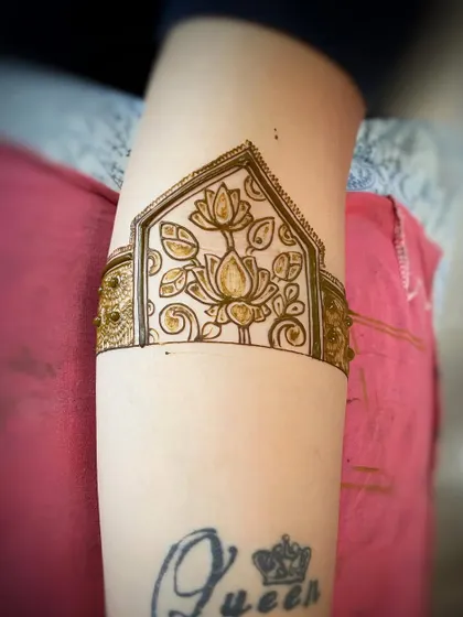 The initial outline for the lotus arm band. This shows how I frame the design before filling in the details.