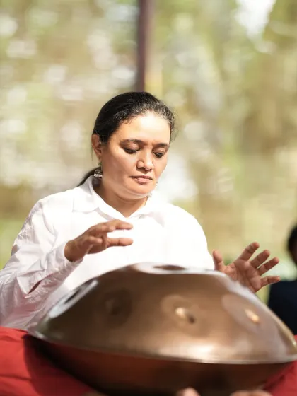 A participant focused on her handpan practice.
