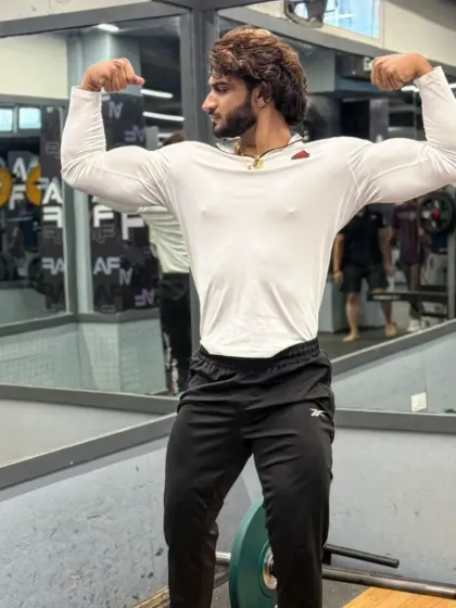 Just have to post something. A quick double biceps pose in front of the mirror to check the gains.