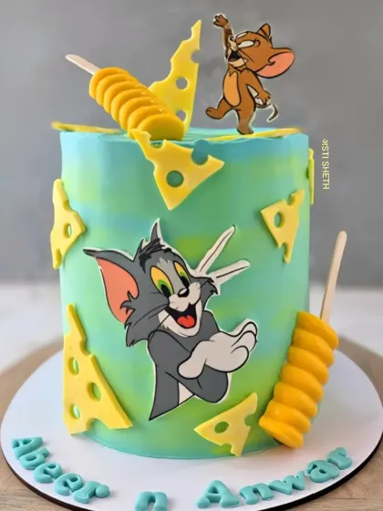 A nostalgic Tom & Jerry cake for a double birthday celebration. This 2.5kg Choco-nilla cake is decorated with cheese details and the iconic duo.
