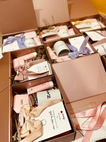 Another angle of our popular bridesmaid hampers. You can see how the personalized mugs, pouches, and other items are carefully arranged inside each box.