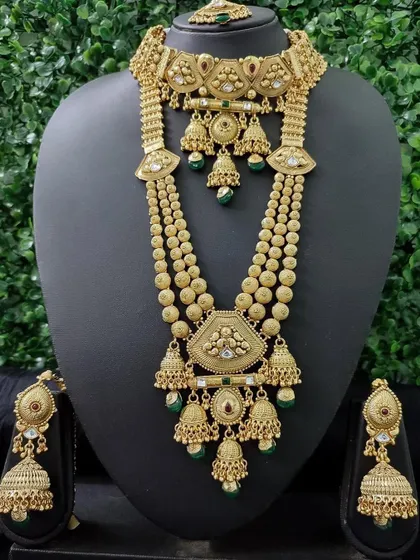 A stunning antique-gold finish rental set with multiple jhumka drops. This temple-inspired jewellery is perfect for making a grand entrance.