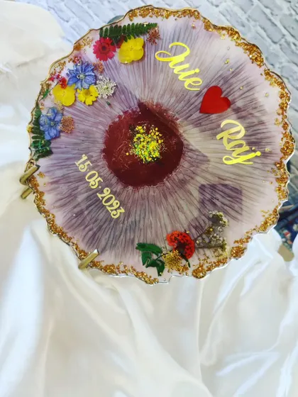A top-down view of the custom table decor for Juie and Raj. I love the way the colors pop against the textured background.