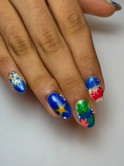 This angle of the ocean set shows off the colorful crab, turtle, and starfish. Each nail is a mini masterpiece.