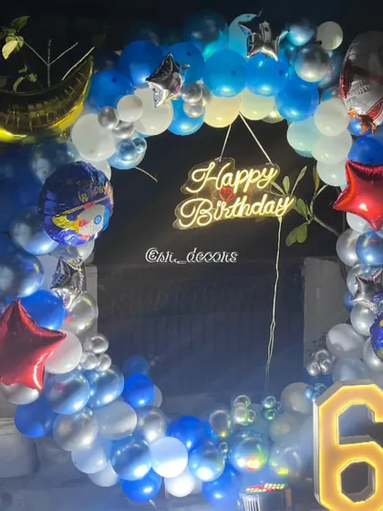 The complete outdoor 'Space' theme setup, showcasing the full ring of balloons and the glowing '6' marquee number, ready for an evening celebration.