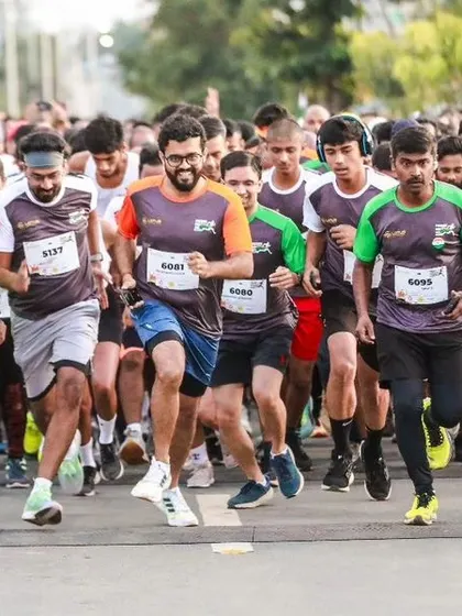 The starting line of the Freedom Run is a powerful sight. A diverse crowd of runners, full of energy and anticipation, ready to take on the course together.