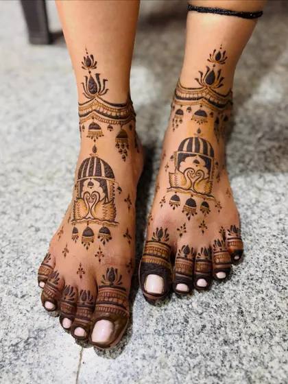 A cute and simple feet design featuring swans in a jharokha, with a lotus anklet.