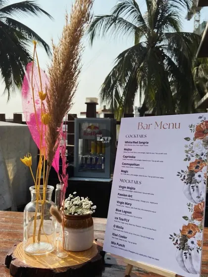 The same beautiful centerpiece, perfect for a daytime event with a relaxed, boho vibe.