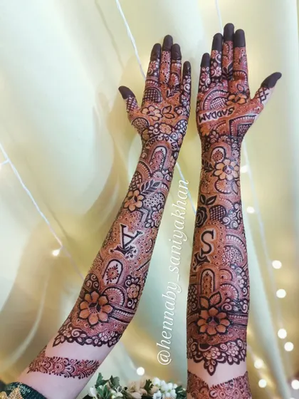 Another full view of this beautiful personalized floral mehendi.