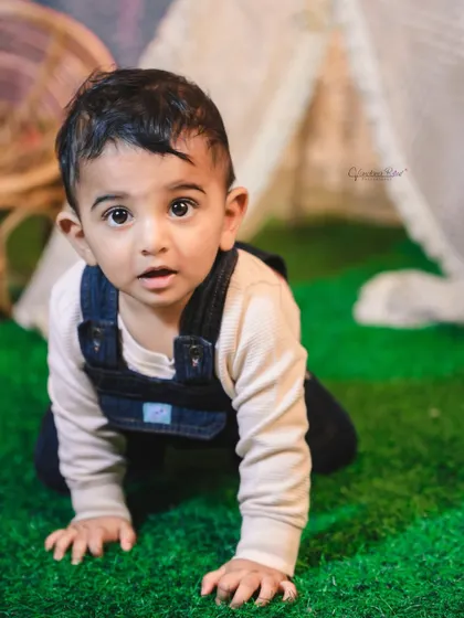This gallery displays the versatility of our garden and teepee sets. From lush green turf and floral backgrounds to cozy lace teepees and wicker chairs, you can create the perfect indoor "outdoor" shoot.