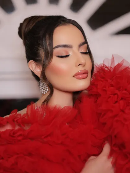 A close-up on the soft, clean makeup for this glamorous red gown look. The focus is on flawless skin, a gentle eye, and a natural lip, proving that glam can also be sophisticated and understated.