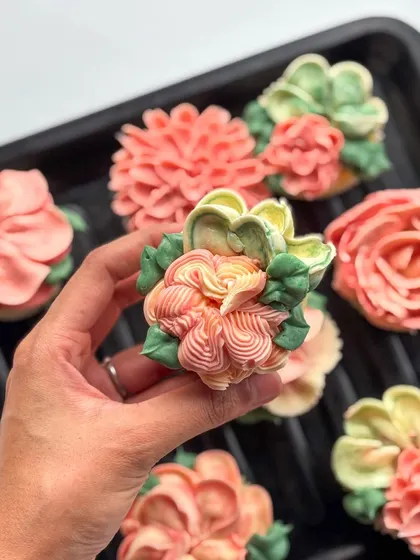 A closer look at my edible floral cupcakes. Each one is a mini work of art, with different flower designs like roses, dahlias, and succulents, all hand-piped with delicious buttercream in a variety of colors.