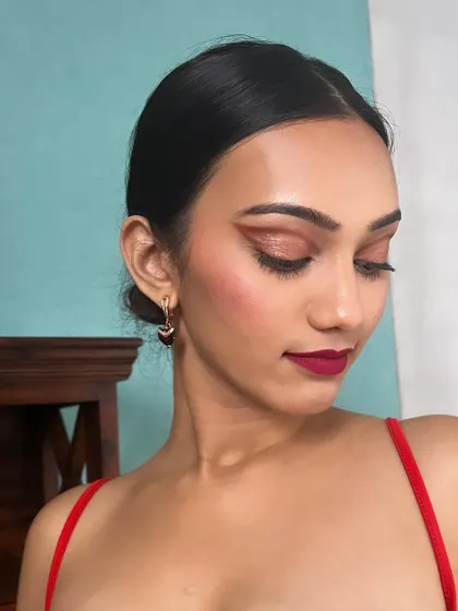 A duplicate image for context. A side profile of the graphic liner look.