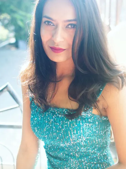 A close-up of my look for a corporate show. Even in a party setting, professionalism is key.
