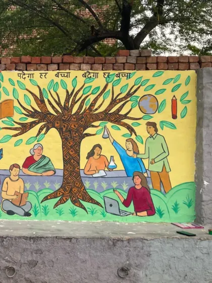 "पढ़ेगा हर बच्चा, बढ़ेगा हर बच्चा." This mural at a Children and Youth Resource Center in Sonipat, Haryana, imagines a world of learning and growth. The tree of knowledge represents a safe space for children to dream and express themselves.