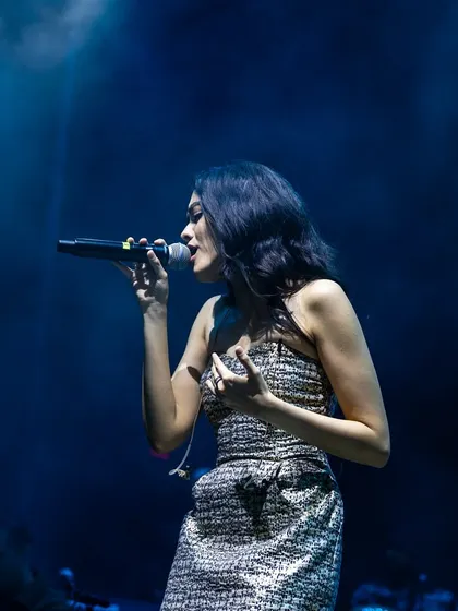 A passionate performance during the US tour. I can handle both high-energy dance numbers and soulful ballads.