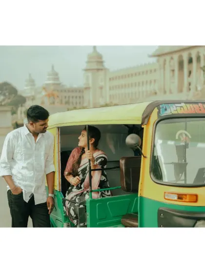 A wider angle of the auto-rickshaw shoot, capturing more of the iconic city backdrop. This tells a story of love in the heart of Bangalore.