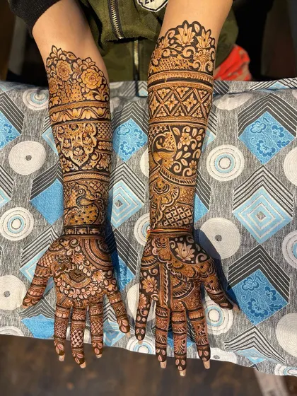 A rich and dense floral and paisley design. This style of full-coverage mehndi is timeless and looks beautiful with its dark stain.