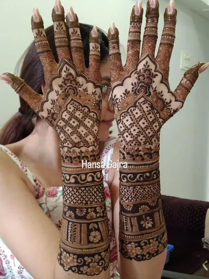 A back-of-hand design that steals the spotlight. This look features clean symmetry, floral elegance, and intricate jaali work, creating a perfect bridal glow.