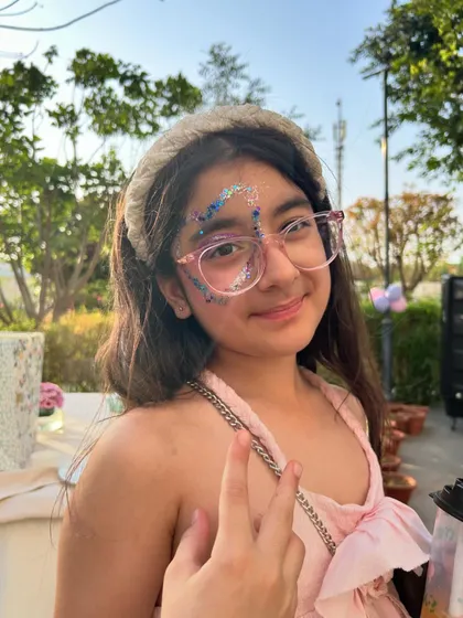 Loving the glittery glasses effect on this partygoer. It’s a fun and unique way to add some sparkle to the celebration.