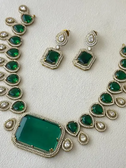 This is a close-up of a Victorian-style necklace set with large emerald-green stones and surrounding American diamonds. It’s a popular rental choice for cocktail parties and receptions.