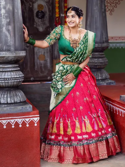 An identical shot to the featured image 147, showing the full view of this classic red and green Langa Voni.