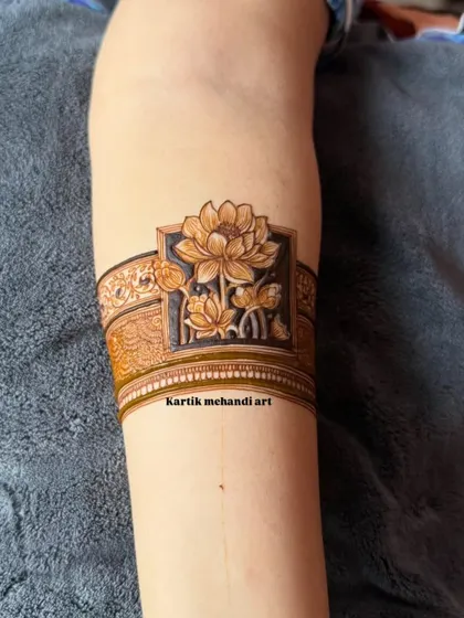 A close-up of a lotus band design. This elegant and artistic motif is perfect for brides who want a touch of nature and symbolism in their mehandi.