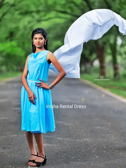 This sky blue frock comes with a detachable trail, allowing you to create a dramatic flying effect for your photos.