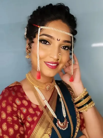 A classic Maharashtrian bridal portrait, complete with the traditional 'mundavalya' (forehead ornament) and half-moon bindi. I teach how to balance these traditional elements with makeup that feels modern and fresh.