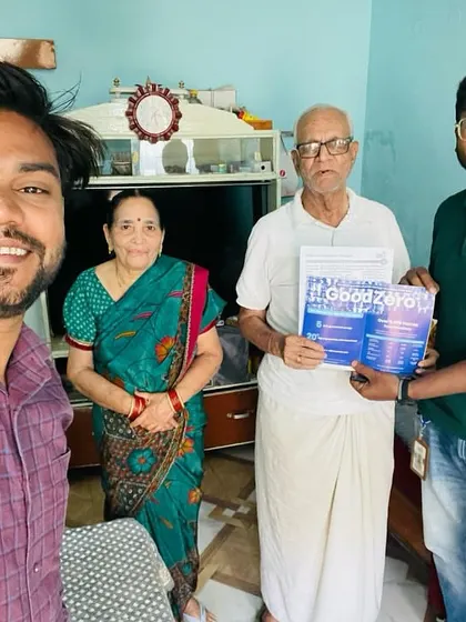 An elderly couple receives our "GoodZero" brochure from our team. It's never too late to start saving with solar.
