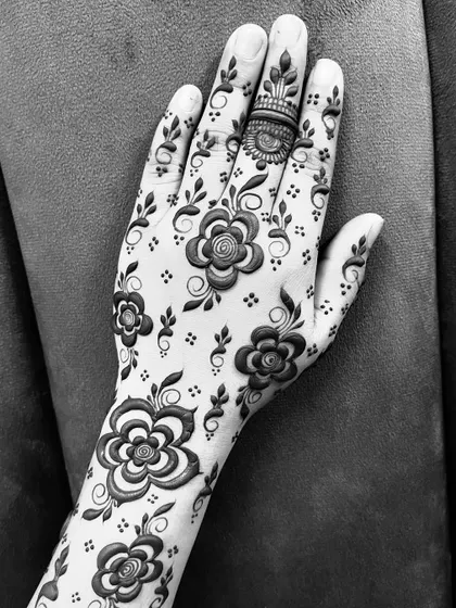 Another stunning black and white photo, this time of a floral vine design that is both modern and elegant.