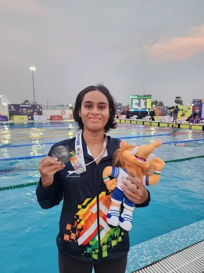 Aditi N Mulay with her silver from the 800m Freestyle.