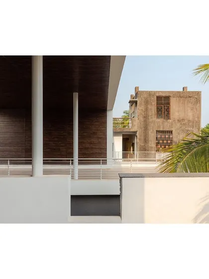 The public spaces of this home are located in the interstices between the private bedroom blocks. This design connects the building to its gardens and terraces on multiple levels.