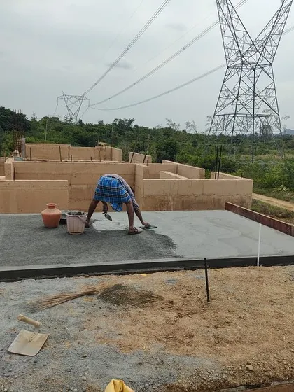 Workers finishing a form-finished RCC slab at the Vanantara project. Even with concrete, we focus on craftsmanship to achieve a clean, simple aesthetic that requires no further finishing.
