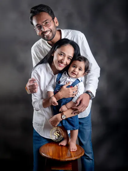 A classic family portrait that freezes a moment of pure joy. We focus on creating a comfortable atmosphere so that the connection between you and your little ones shines through in a timeless studio setting.