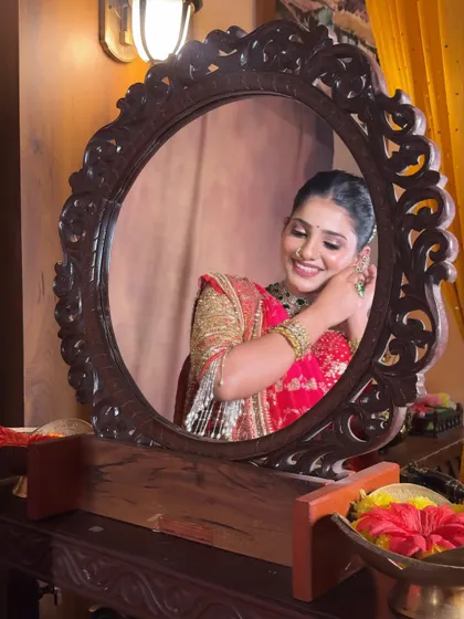 A quiet moment of reflection for the bride. The red saree is draped to look elegant and feel comfortable, even in candid moments.