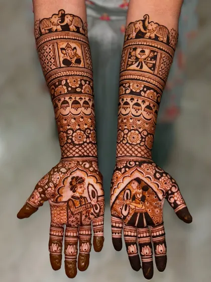 A clearer, straight-on view of the bride and groom portrait mehendi. The details in their clothing and the surrounding patterns are sharp and precise.