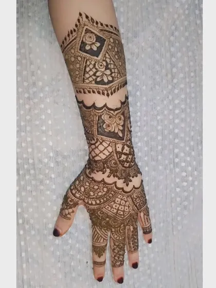 A geometric bridal design with repeating diamond shapes and intricate fillers. This style is perfect for a bride who loves symmetry and clean lines.