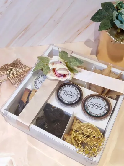 Another look at our beautifully packaged Rakshabandhan fondue hamper, complete with floral decorations. It’s a thoughtful and indulgent gift for your sibling.