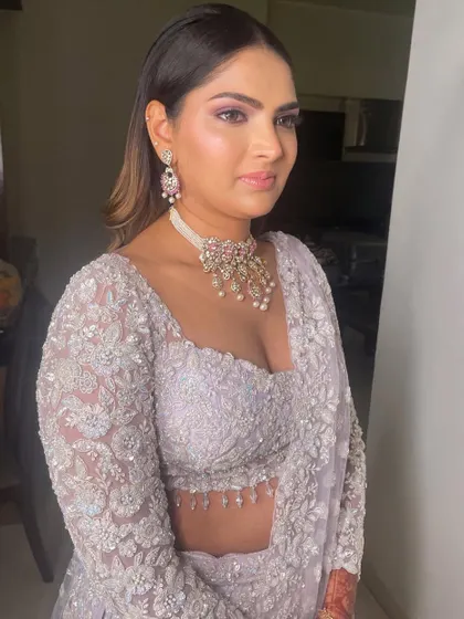 A lovely lilac look for a Sangeet. The soft purple tones of the outfit are complemented by pink-toned makeup.