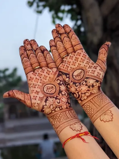 A simple yet beautiful design with circular motifs on the palms, perfect for festivals or smaller functions.
