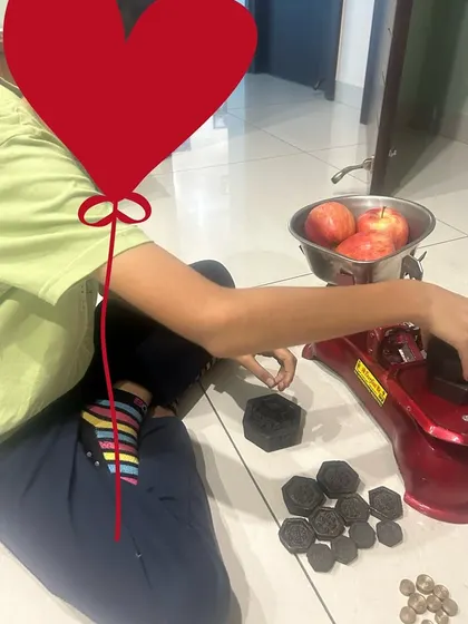 A young learner experiments with balancing apples against standard weights. This hands-on activity is a practical lesson in mass, comparison, and the basics of physics, all while feeling like a fun game.