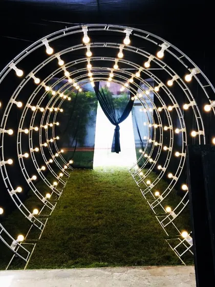 A classic and elegant entrance. This arched tunnel with warm bulb lighting creates a sophisticated and welcoming path for guests, proving that simple can still be incredibly impactful.
