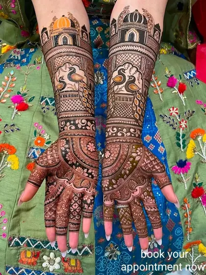 Another view of the stunning bridal design with peacocks in jharokhas (windows).