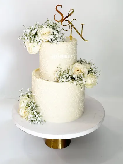An absolutely gorgeous white beauty, and my favorite from this month. This 3kg Chocolate truffle cake is frosted with ganache, stenciled, and adorned with fresh flowers.